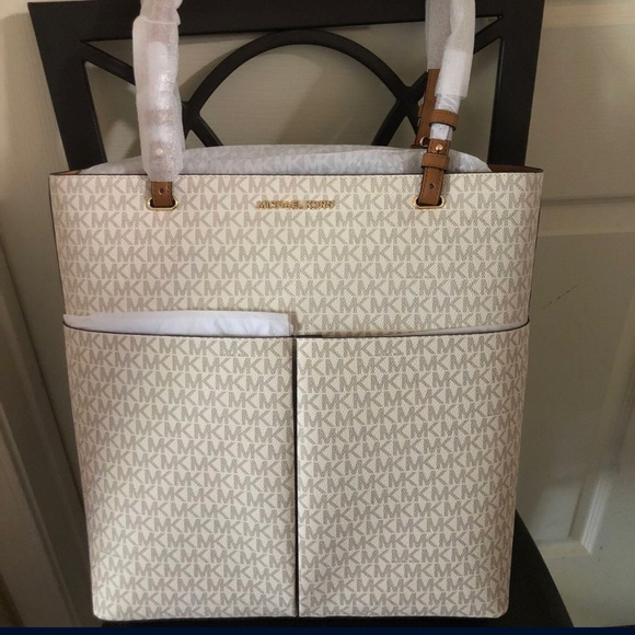 Michael Kors Handbags - NWT Michael Kors Large Tote